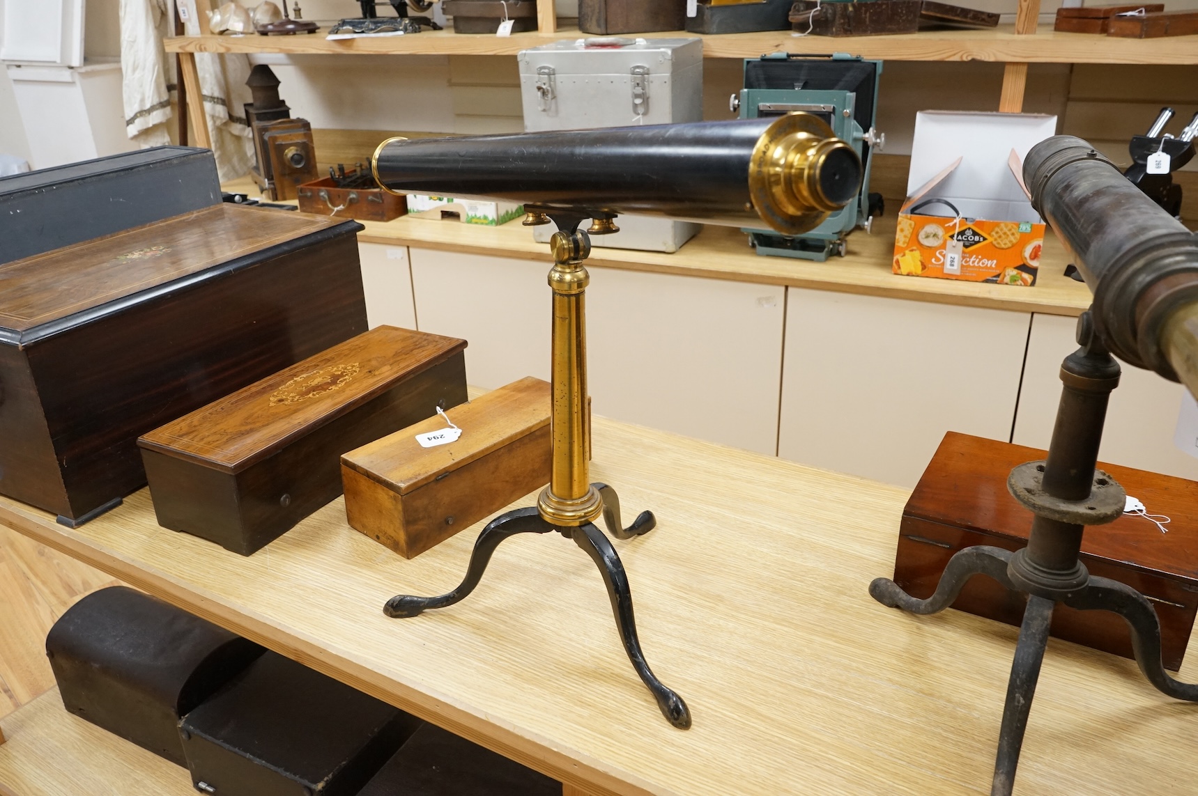 An early 20th century Broadhurst Clarkson & Co., 63 Farringdon Rd., London, brass telescope with table top folding tripod legs, 82cm long when eyepiece is retracted.